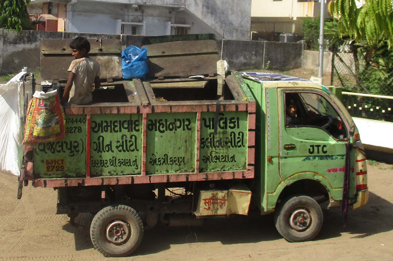 Waste_collection_truck_ Wiki Commons